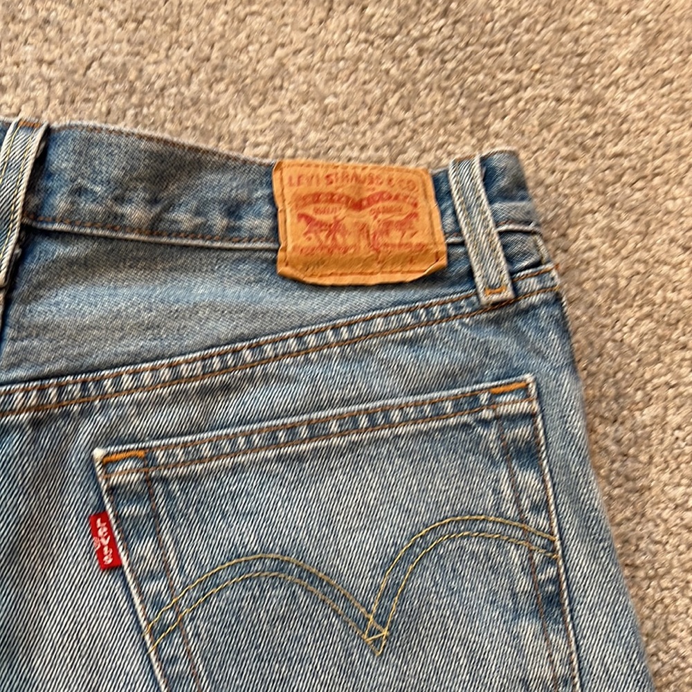 Levi’s High Waisted Frayed Hem Denim Shorts - Picture 7 of 8
